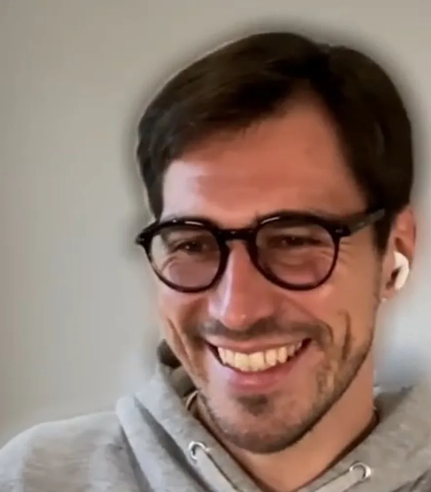 Andy Bruckschlögl lacht