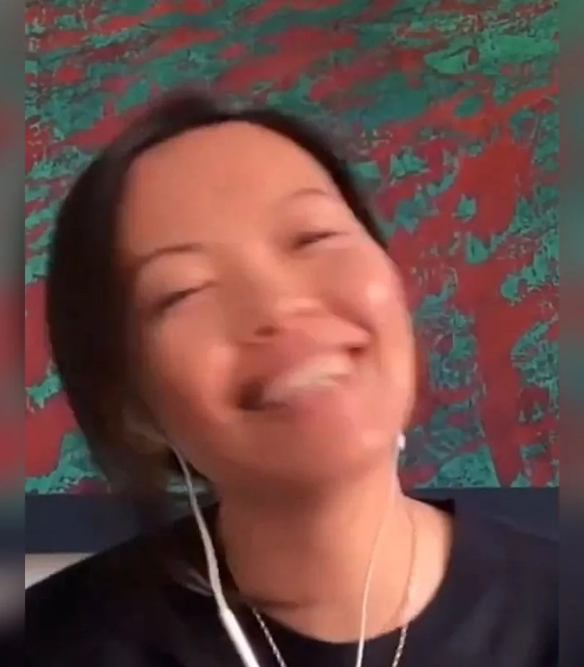 Chanyu Xu lacht