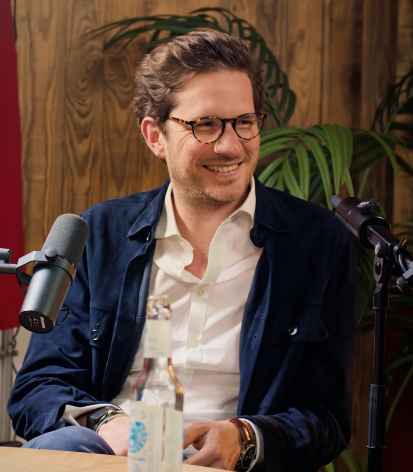 Felix Jander oder Frederik Brandis lacht