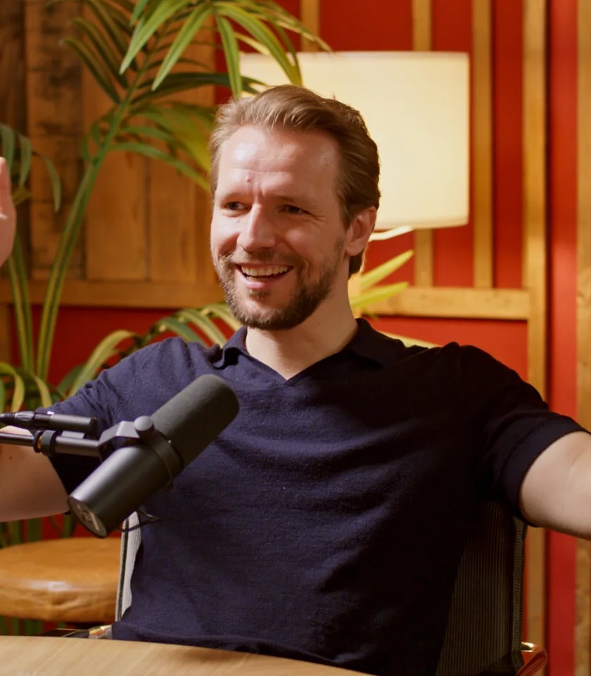 Nikolaus Thomale lacht