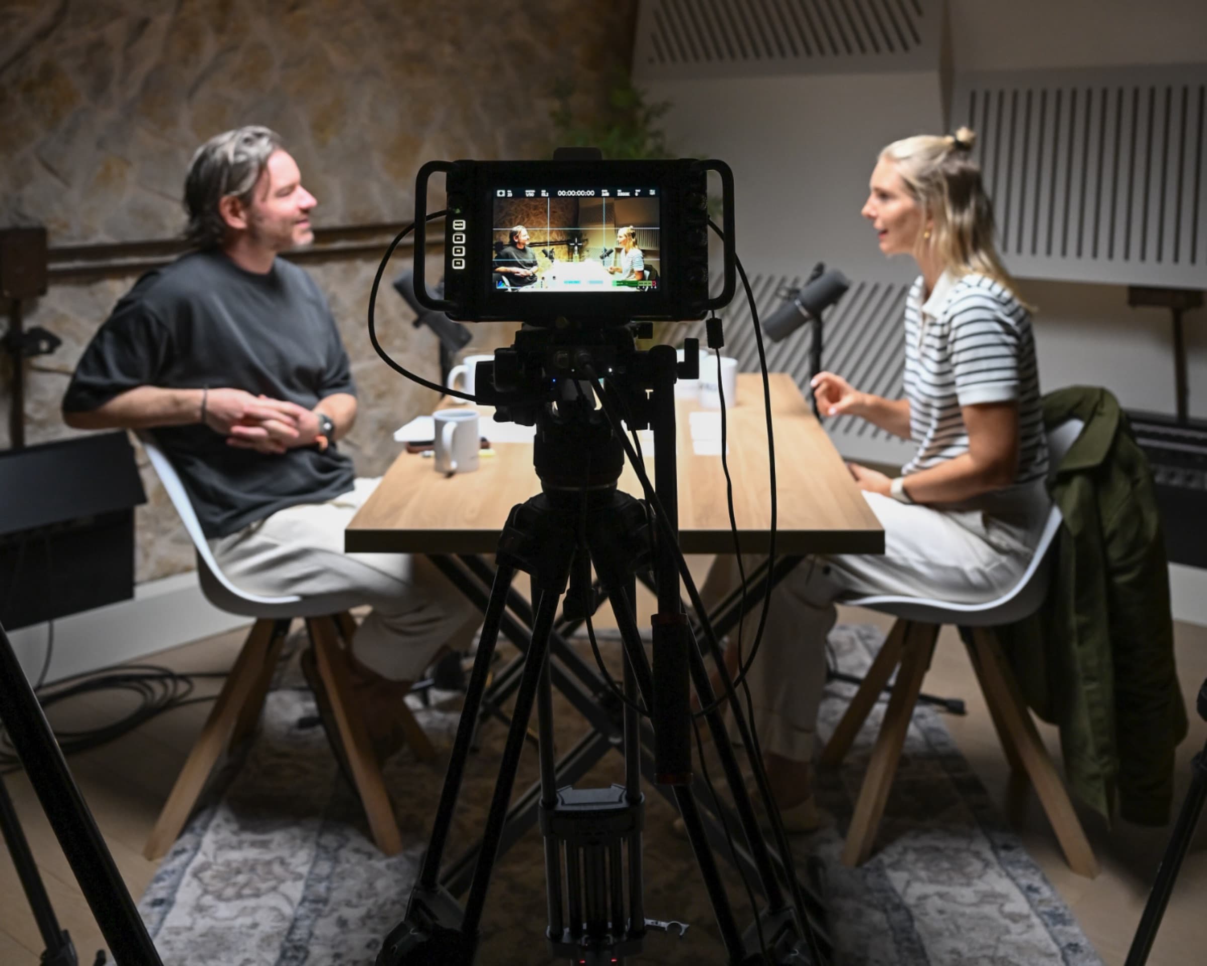 Feliks Eyser in conversation in the studio