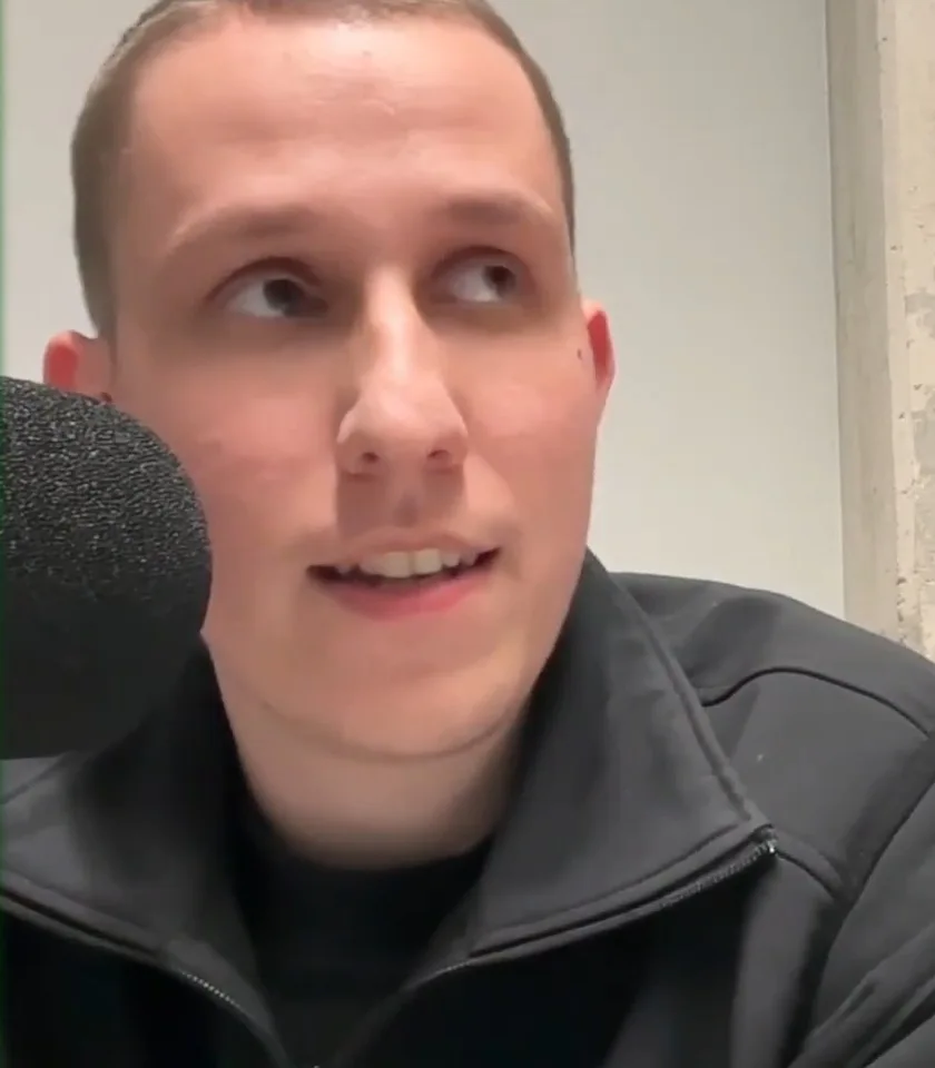 Bastian Meyer lächelt (Remote-Aufnahme)