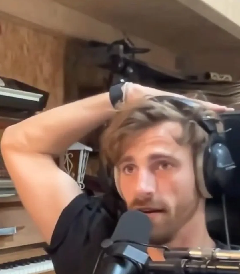 Fynn Kliemann nachdenklich (Remote-Aufnahme)