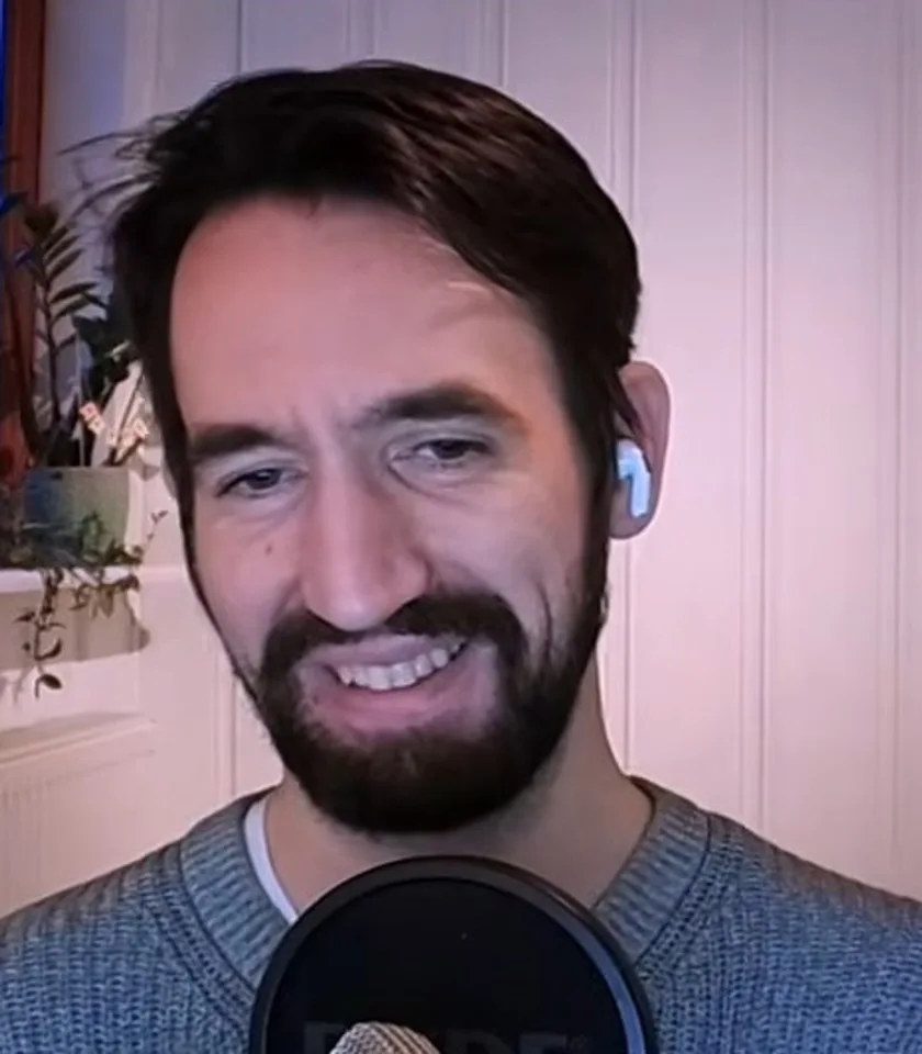 Jens Polomski lacht (Remote-Aufnahme)