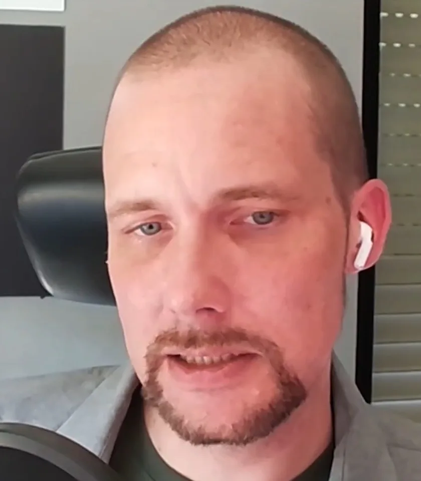 Jonas Andrulis konzentriert im Gespräch (Remote-Aufnahme)