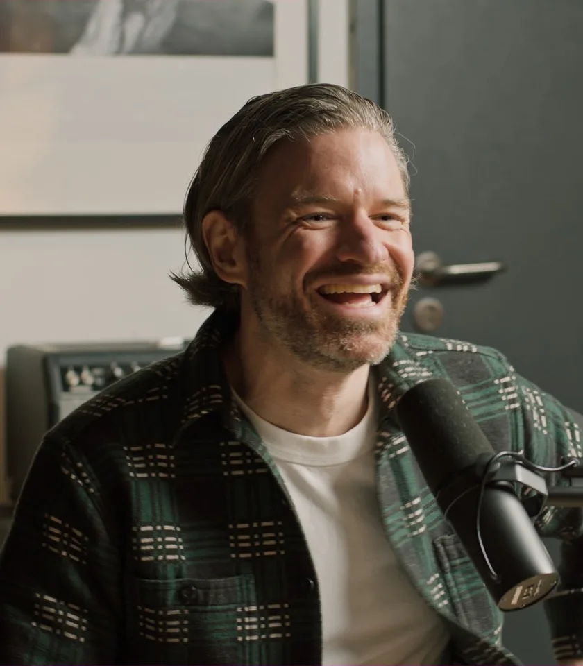 Feliks Eyser talking with Lukasz Gadowski