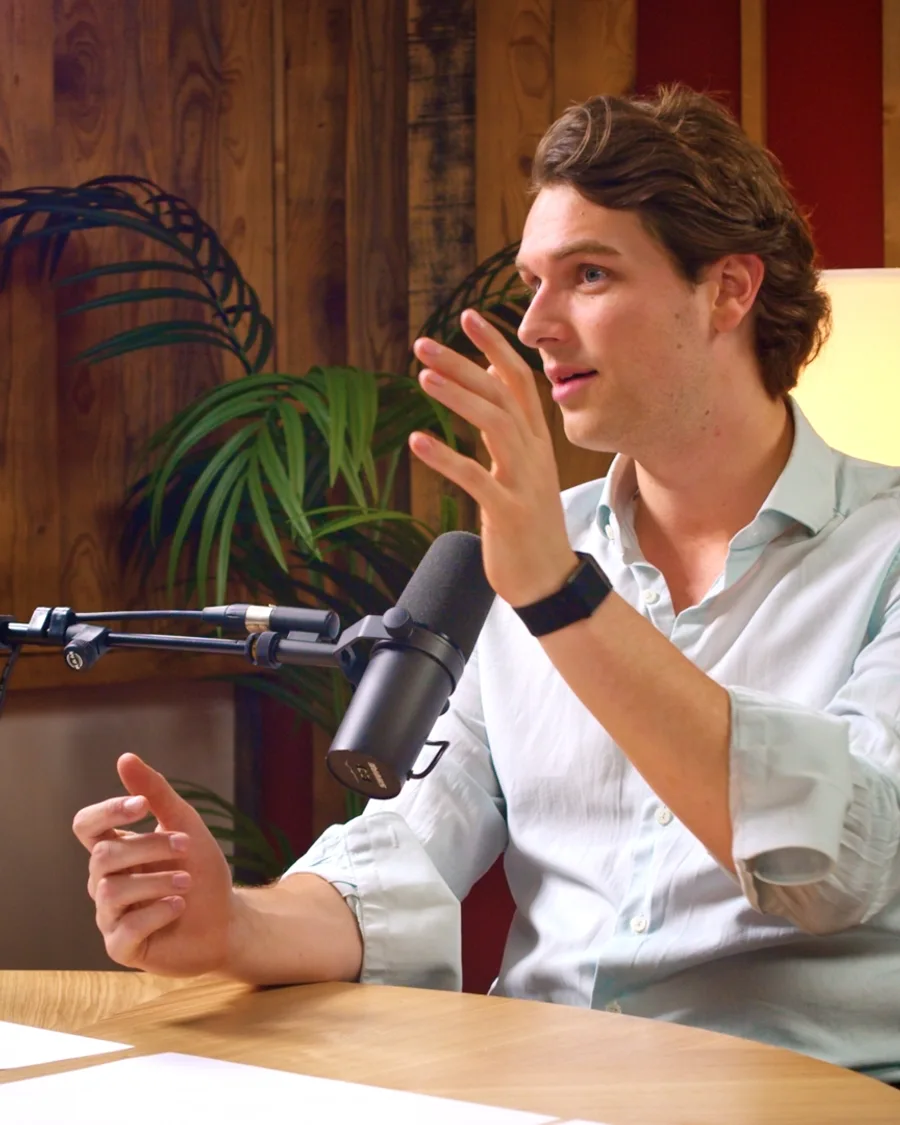 Niklas Schwab im Gespräch im Founder-Mode-Studio