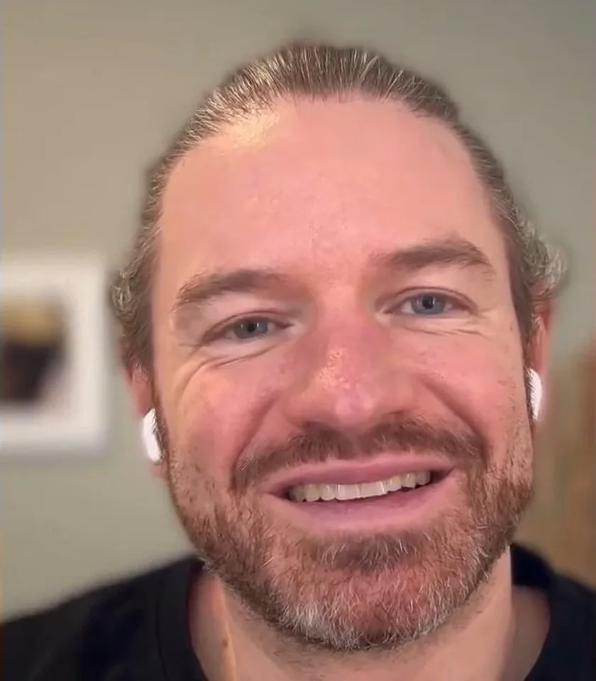 Feliks Eyser laughing in conversation with Tim Bengel (remote recording)
